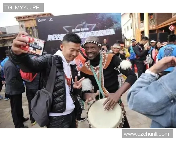 假扮足球明星恶搞路人引发欢笑与惊讶的趣味挑战