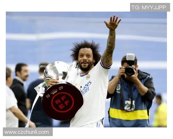 某足球明星在采访中分享了他的职业生涯和对未来的展望引发热议